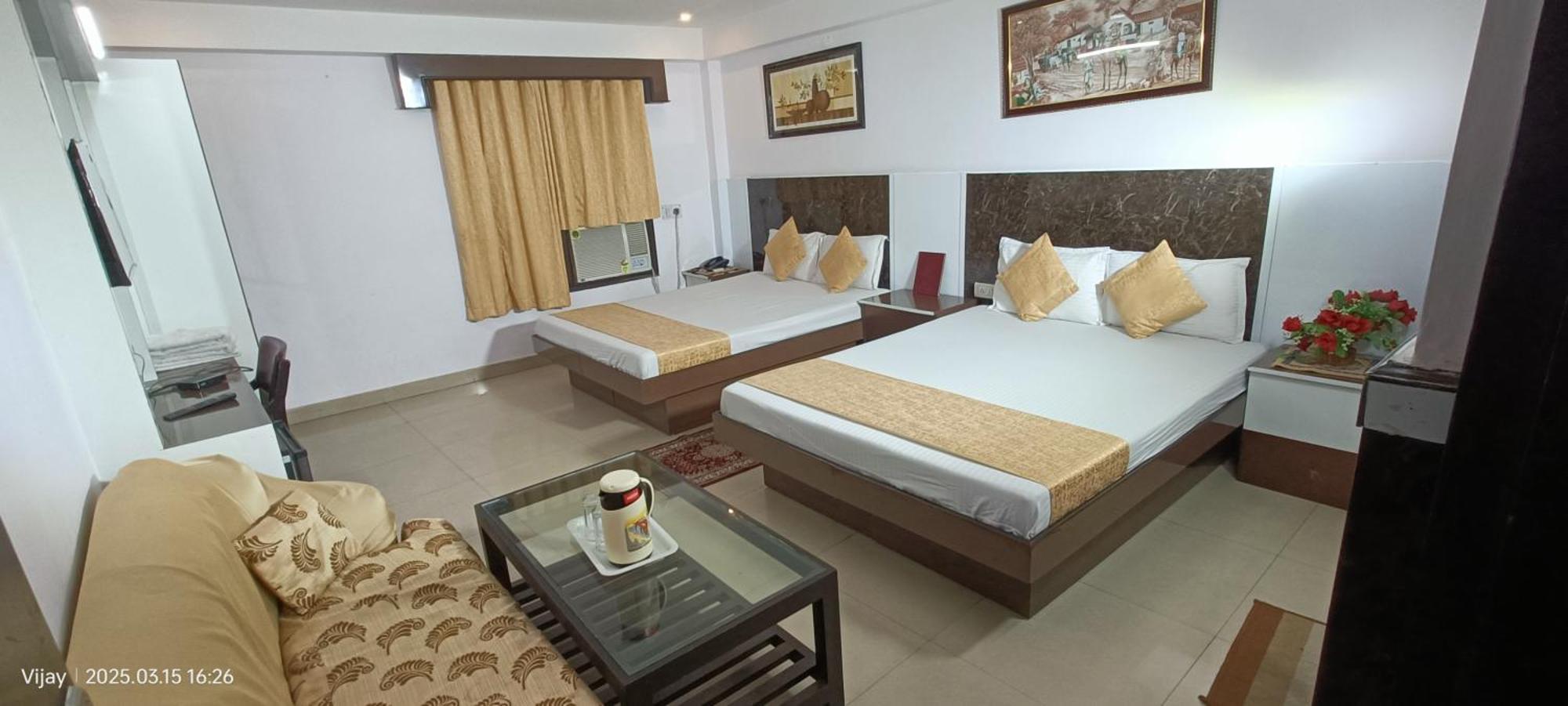Su Shree Continental 5 Minutes Walk From Railway Station