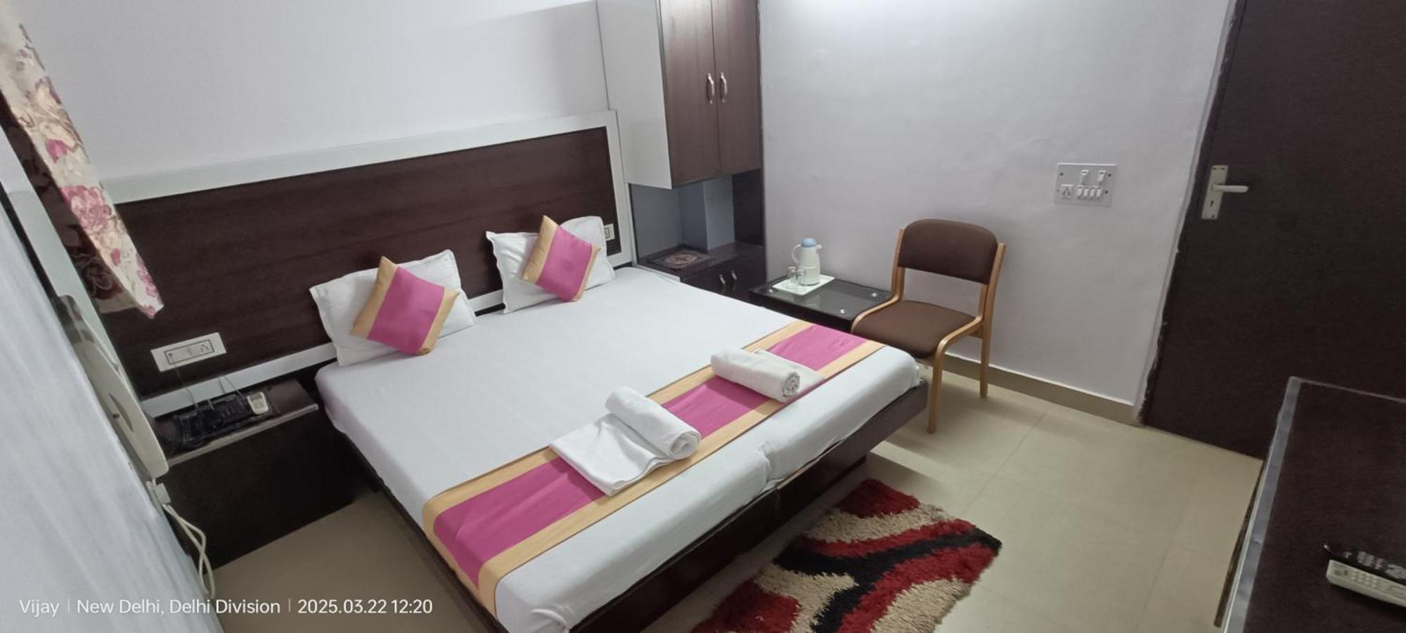 होटल Su Shree Continental 5 Minutes Walk From Railway Station 3*